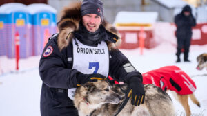 deke naaktgeboren wins the leonhard seppala humanitarian award iditarod 2023 dekes dogs nautique sky kennel
